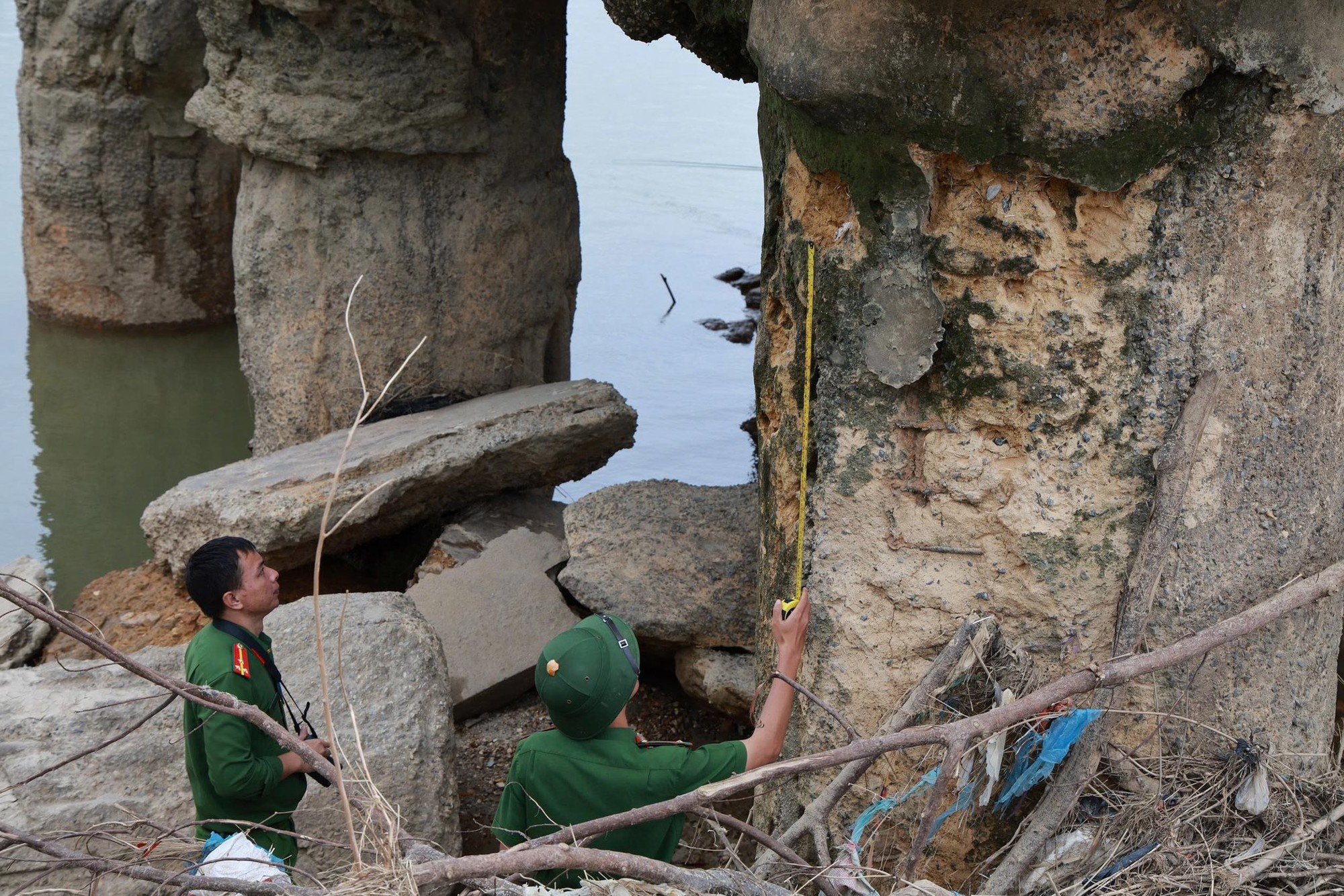 Hiện trường báo động vụ trụ cầu Sông Lô trơ lõi thép, công an vào cuộc điều tra khẩn- Ảnh 7.