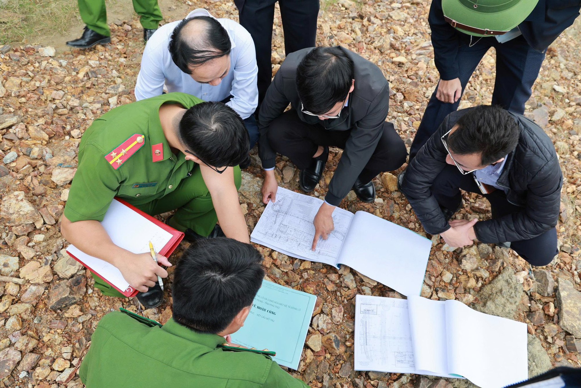Hiện trường báo động vụ trụ cầu Sông Lô trơ lõi thép, công an vào cuộc điều tra khẩn- Ảnh 10.