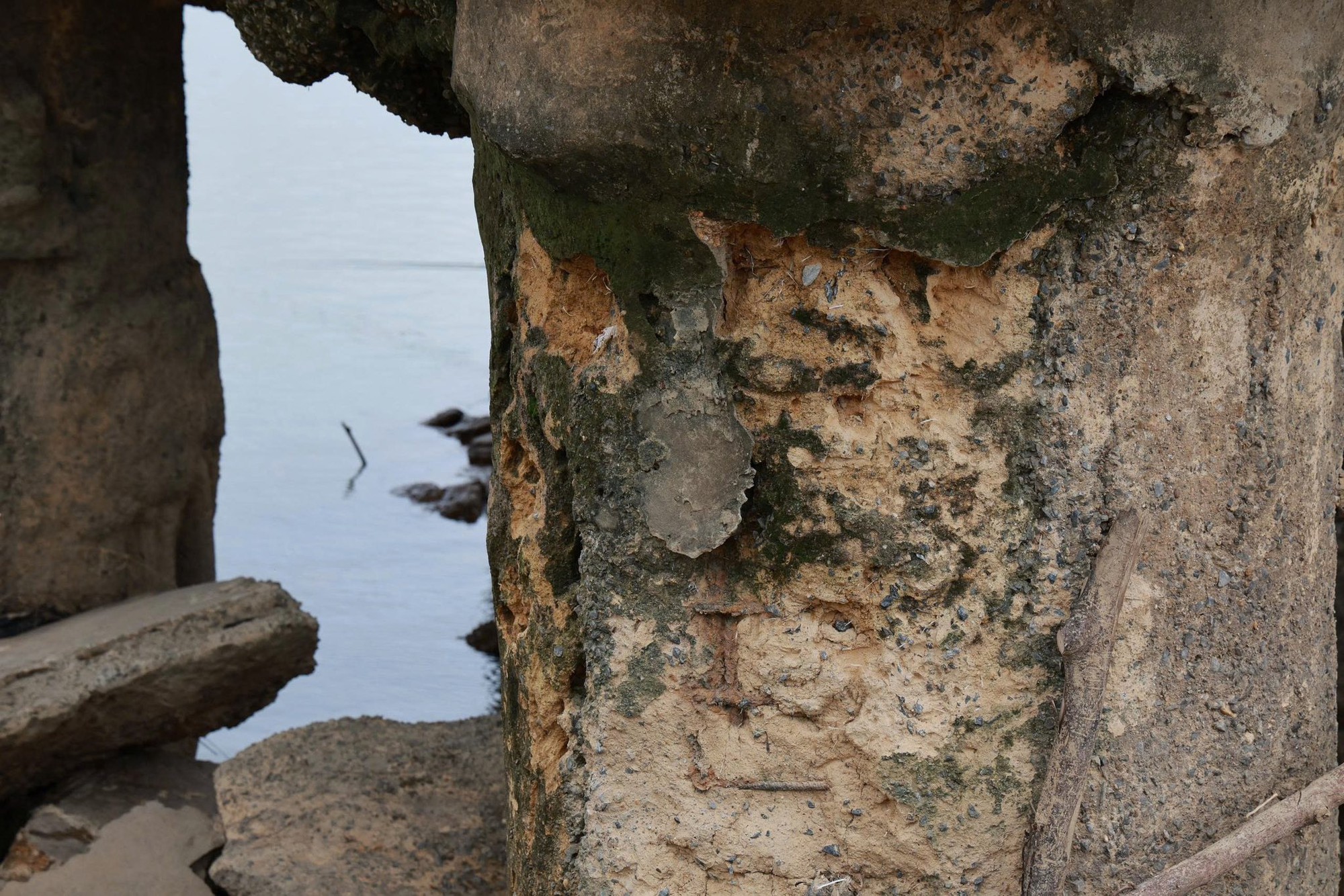 Hiện trường báo động vụ trụ cầu Sông Lô trơ lõi thép, công an vào cuộc điều tra khẩn- Ảnh 12.