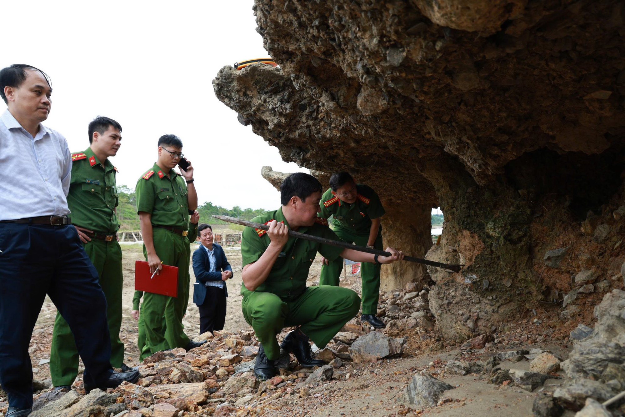 Hiện trường báo động vụ trụ cầu Sông Lô trơ lõi thép, công an vào cuộc điều tra khẩn- Ảnh 8.