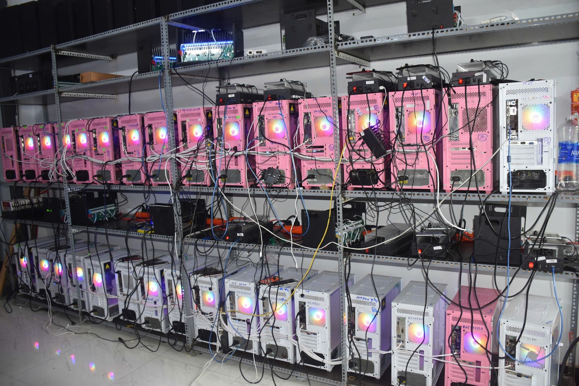 Đột kích "trang trại" 2.000 điện thoại ở Đà Nẵng: Chuyên "nuôi" tài khoản Zalo, Tinder ảo để phục vụ lừa đảo Campuchia- Ảnh 1.