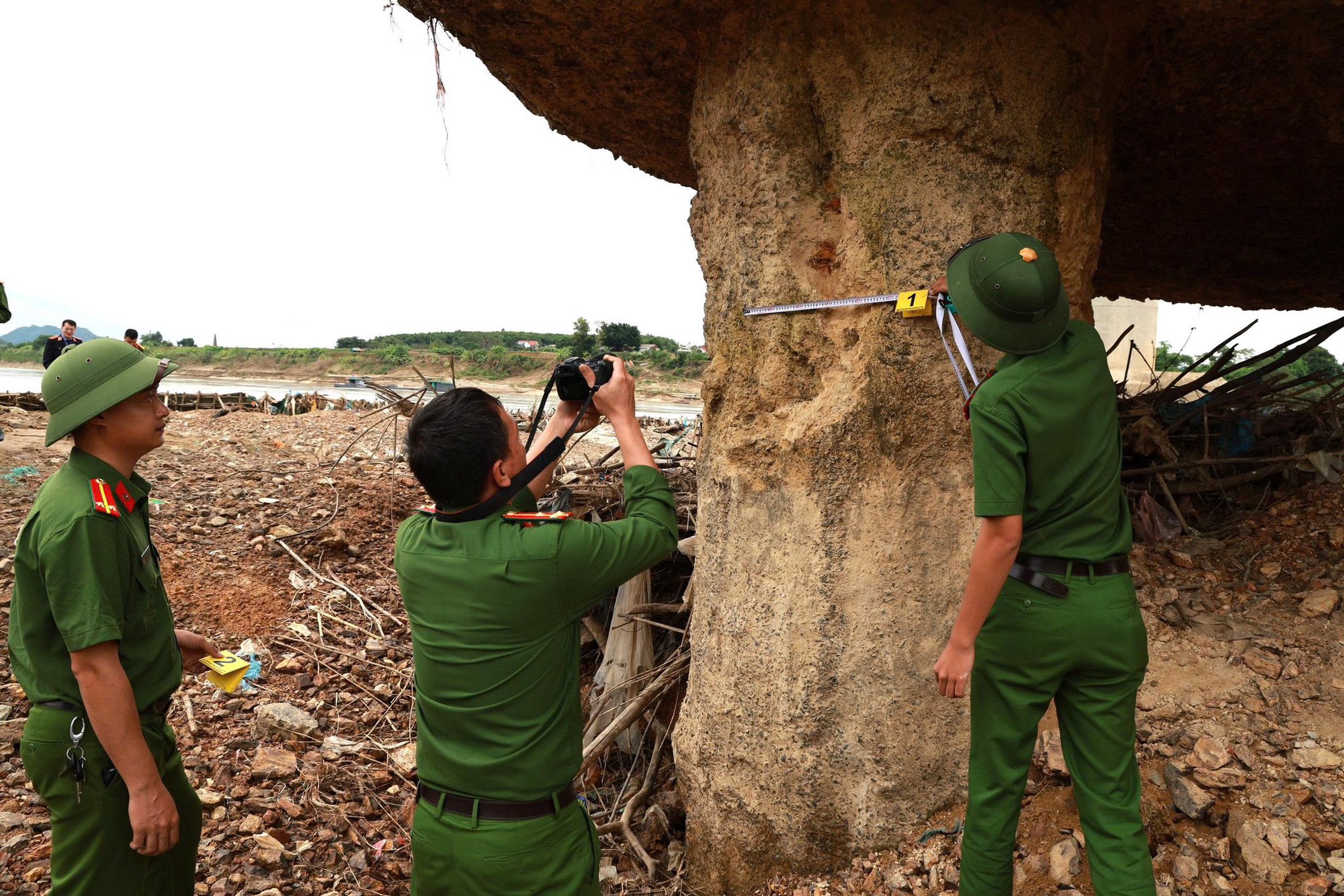 Hiện trường báo động vụ trụ cầu Sông Lô trơ lõi thép, công an vào cuộc điều tra khẩn- Ảnh 4.