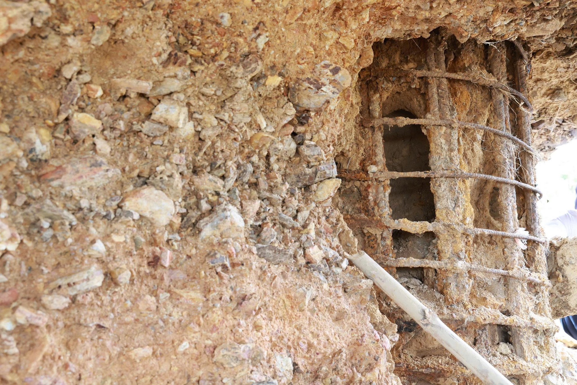 Hiện trường báo động vụ trụ cầu Sông Lô trơ lõi thép, công an vào cuộc điều tra khẩn- Ảnh 11.