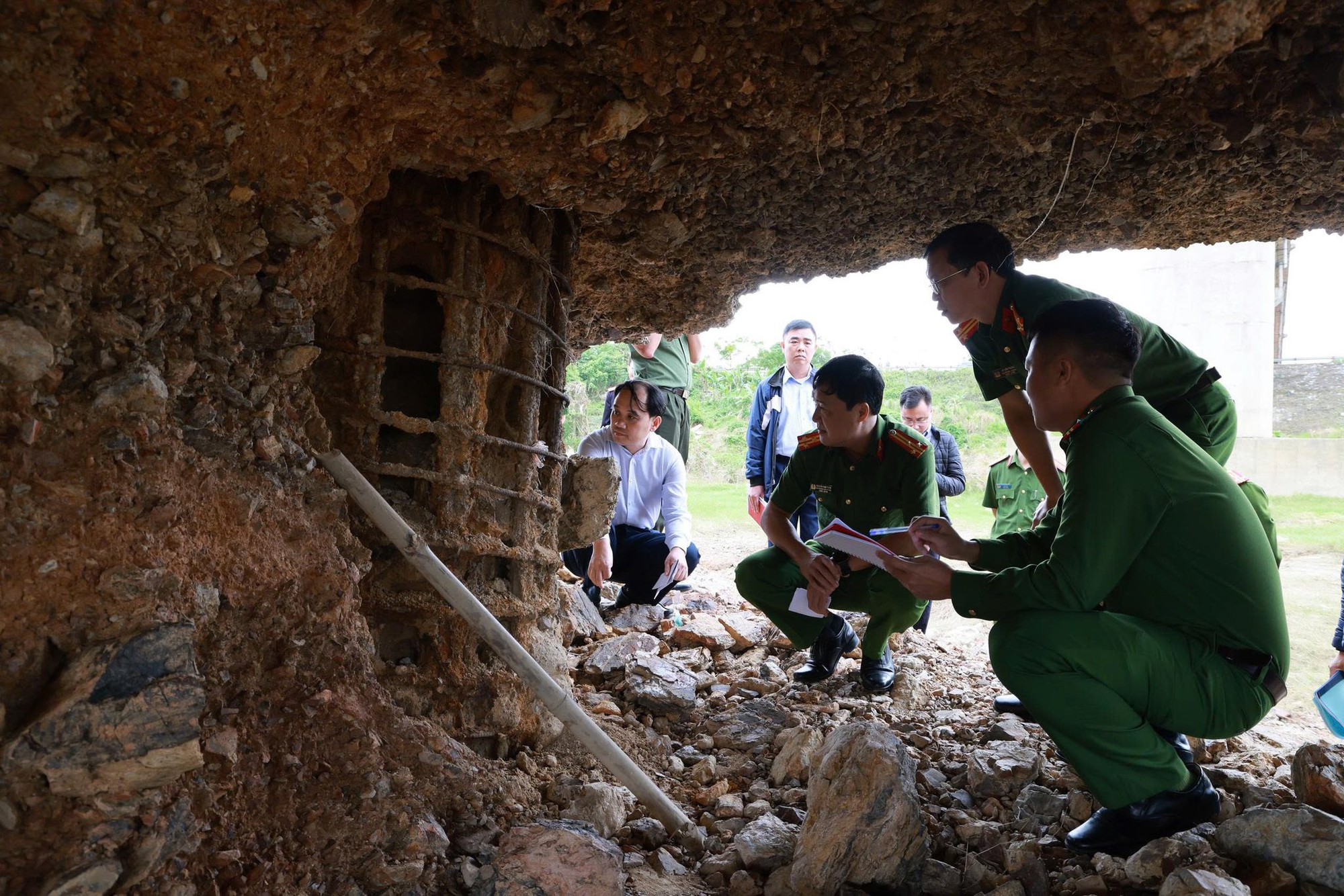 Hiện trường báo động vụ trụ cầu Sông Lô trơ lõi thép, công an vào cuộc điều tra khẩn- Ảnh 6.