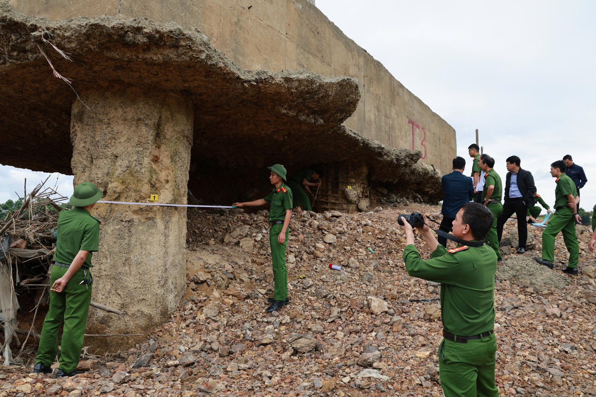 Hiện trường báo động vụ trụ cầu Sông Lô trơ lõi thép, công an vào cuộc điều tra khẩn- Ảnh 2.