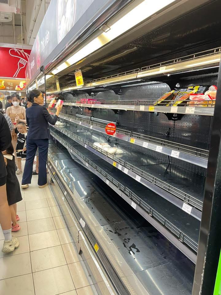 Cảnh tượng "đi mua không sót một thứ gì" trước khi bão cuồng phong Kalmaegi đổ bộ hôm nay!- Ảnh 2. Cảnh tượng "đi mua không sót một thứ gì" trước khi bão cuồng phong Kalmaegi đổ bộ hôm nay!- Ảnh 2.