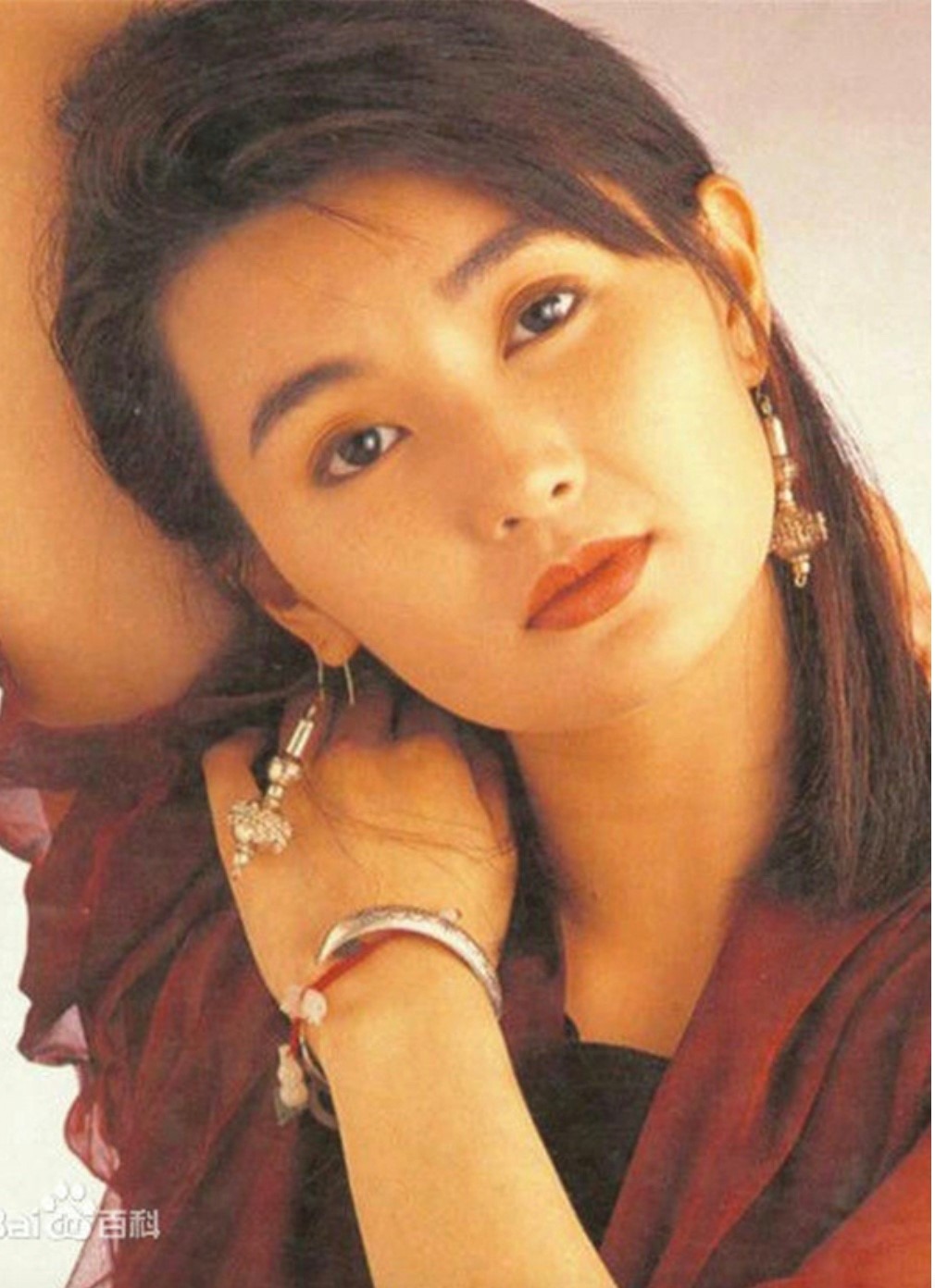 "Nữ thần châu Á" Trương Mạn Ngọc: Tuổi 61 cô độc, nuôi gà, cuốc đất qua ngày- Ảnh 2. "Nữ thần châu Á" Trương Mạn Ngọc: Tuổi 61 cô độc, nuôi gà, cuốc đất qua ngày- Ảnh 2.