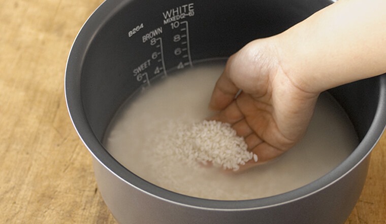 Giữ lại nước vo gạo rồi trộn kem đánh răng, ai nghĩ ra mẹo này IQ đỉnh nóc- Ảnh 1. Giữ lại nước vo gạo rồi trộn kem đánh răng, ai nghĩ ra mẹo này IQ đỉnh nóc- Ảnh 1.