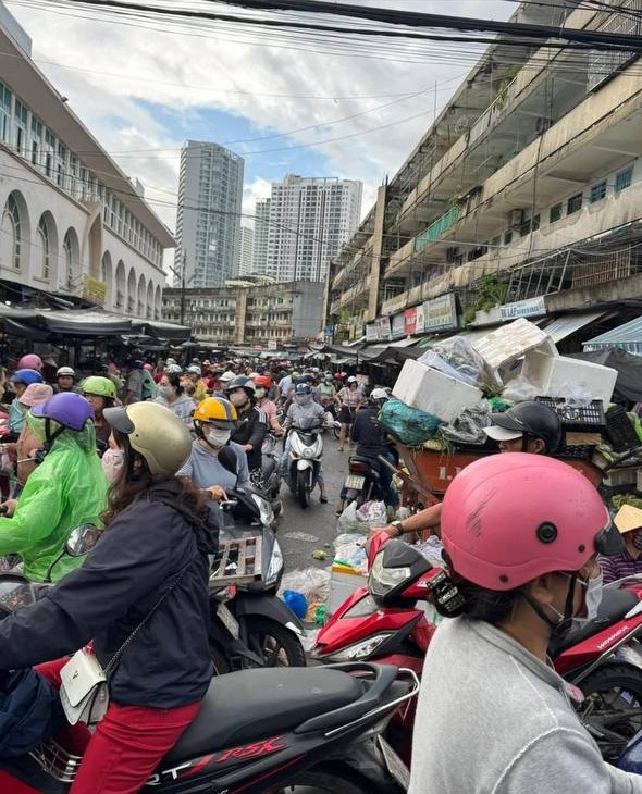 Cảnh tượng "đi mua không sót một thứ gì" trước khi bão cuồng phong Kalmaegi đổ bộ hôm nay!- Ảnh 5. Cảnh tượng "đi mua không sót một thứ gì" trước khi bão cuồng phong Kalmaegi đổ bộ hôm nay!- Ảnh 5.