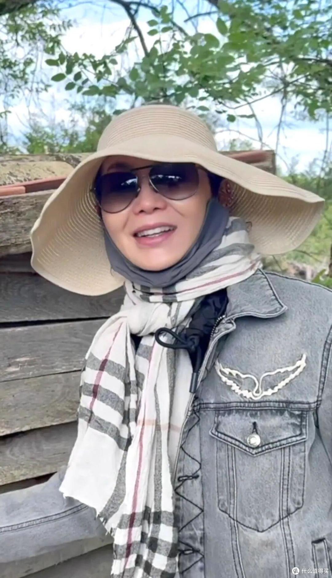 "Nữ thần châu Á" Trương Mạn Ngọc: Tuổi 61 cô độc, nuôi gà, cuốc đất qua ngày- Ảnh 7. "Nữ thần châu Á" Trương Mạn Ngọc: Tuổi 61 cô độc, nuôi gà, cuốc đất qua ngày- Ảnh 7.