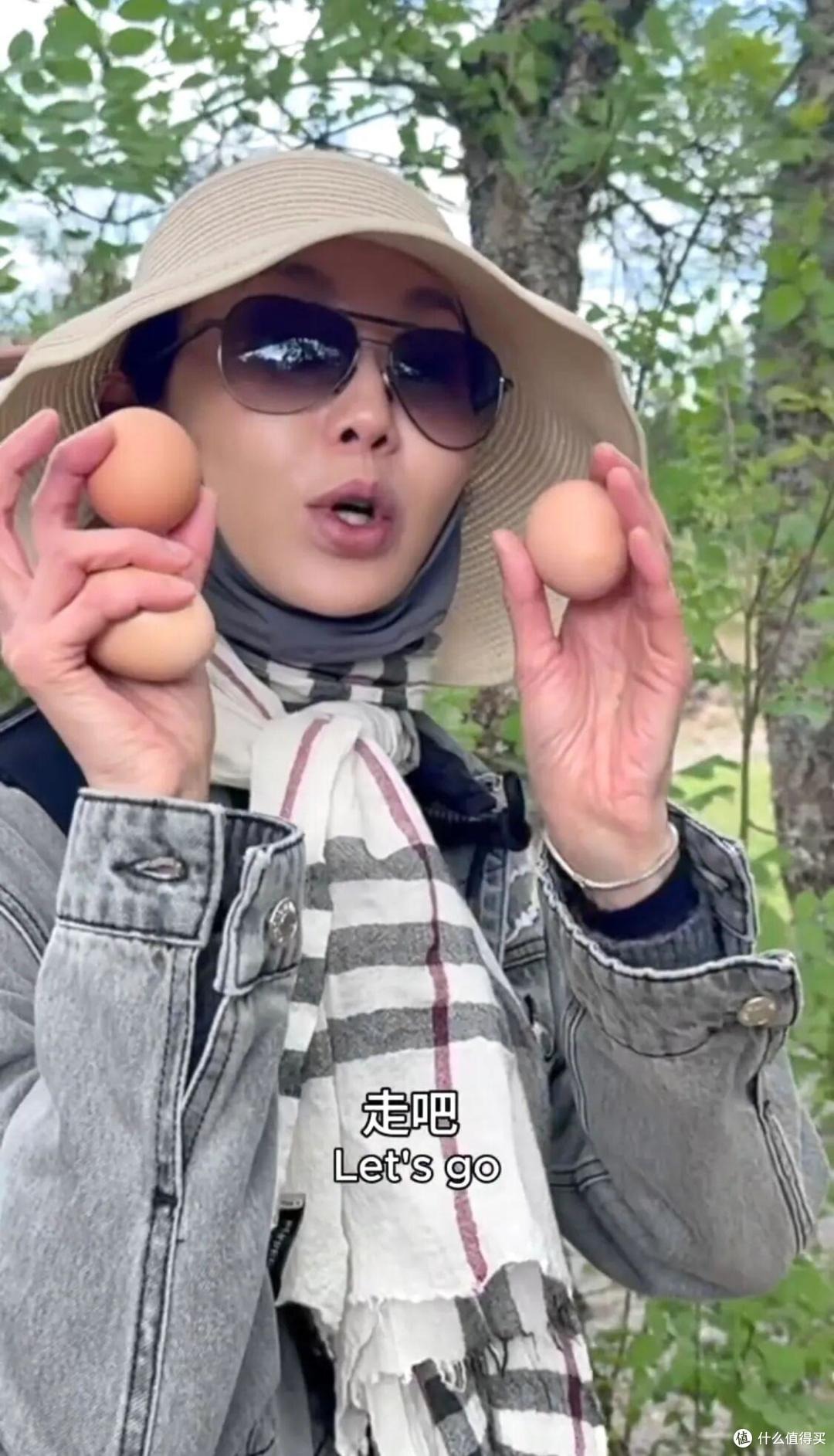 "Nữ thần châu Á" Trương Mạn Ngọc: Tuổi 61 cô độc, nuôi gà, cuốc đất qua ngày- Ảnh 5. "Nữ thần châu Á" Trương Mạn Ngọc: Tuổi 61 cô độc, nuôi gà, cuốc đất qua ngày- Ảnh 5.