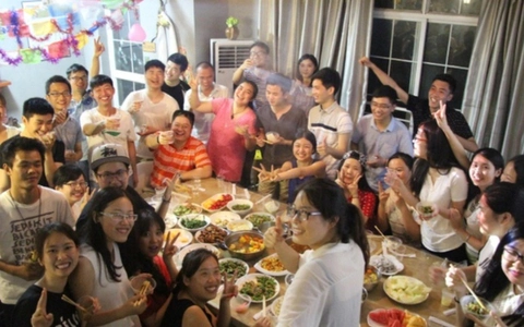 Đi họp lớp, lớp trưởng "thưởng nóng" gần 370 triệu cho cả nhóm: Sáng hôm sau vợ anh nhắn 1 câu khiến ai cũng đứng hình!- Ảnh 2.