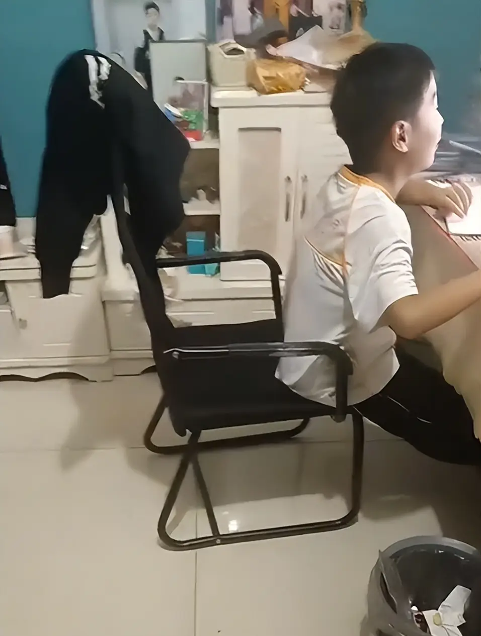 Người mẹ lên mạng than con "vẽ xấu tệ", giáo viên mỹ thuật xem xong chỉ biết thở dài: "Thêm một thiên tài nữa bị 'huỷ hoại!'"- Ảnh 1.