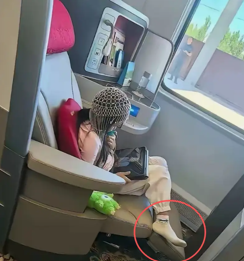 Đăng ảnh con gái lên mạng rồi hỏi 1 câu "ngây ngô", bà mẹ khiến dân mạng bực mình: Khoe của lộ liễu quá chị!- Ảnh 1.