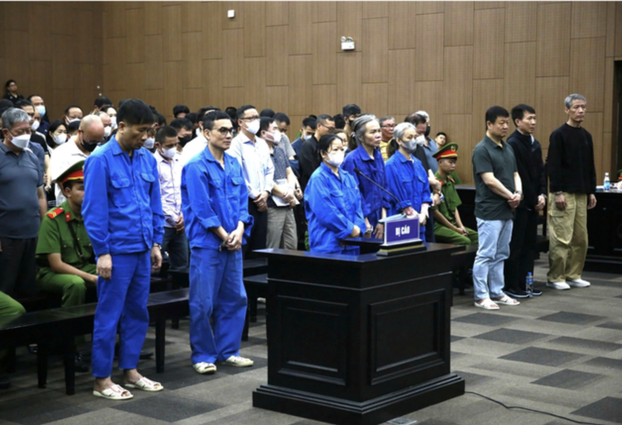 Cựu bí thư Thành ủy Hòa Bình cũ đánh bạc 112 tỉ đồng, thua 7 tỉ đồng nói kinh tế gia đình khó khăn- Ảnh 2. Cựu bí thư Thành ủy Hòa Bình cũ đánh bạc 112 tỉ đồng, thua 7 tỉ đồng nói kinh tế gia đình khó khăn- Ảnh 2.