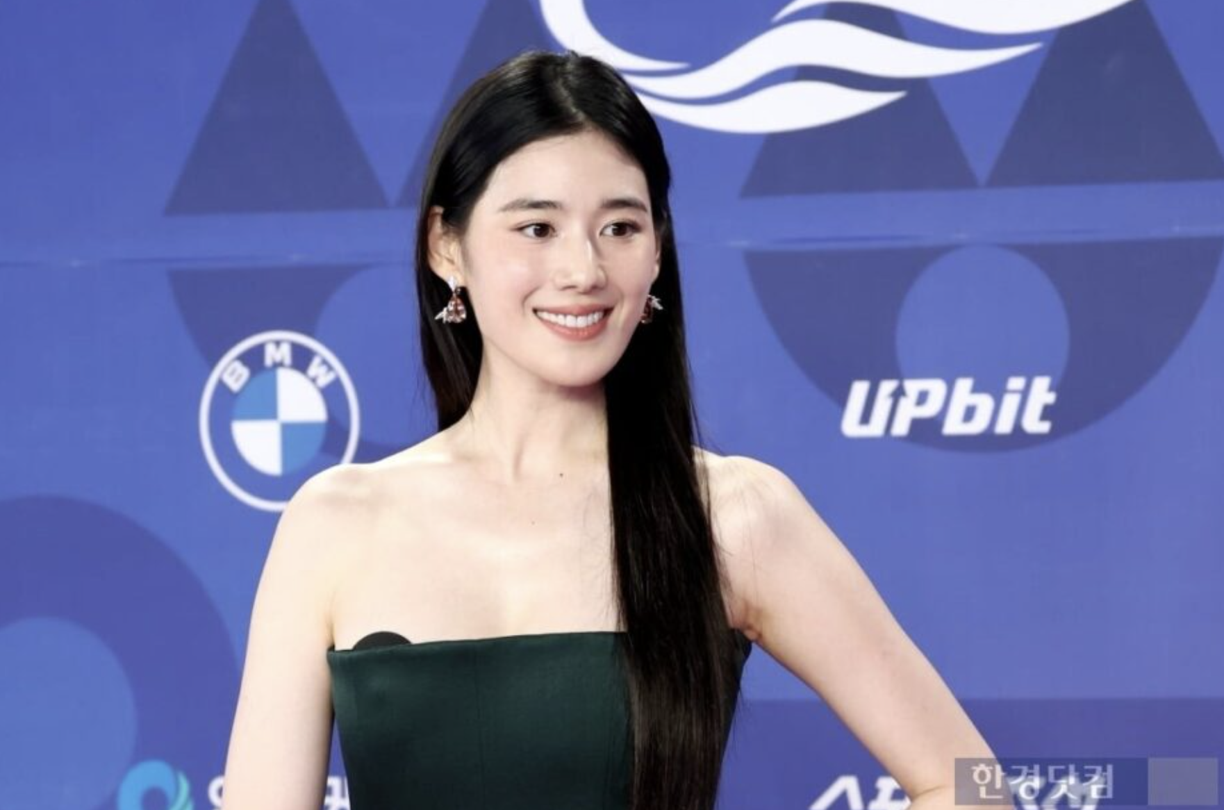 Người đẹp át vía Suzy bị đào lại khoảnh khắc lộ đồ lót trên thảm đỏ- Ảnh 4.