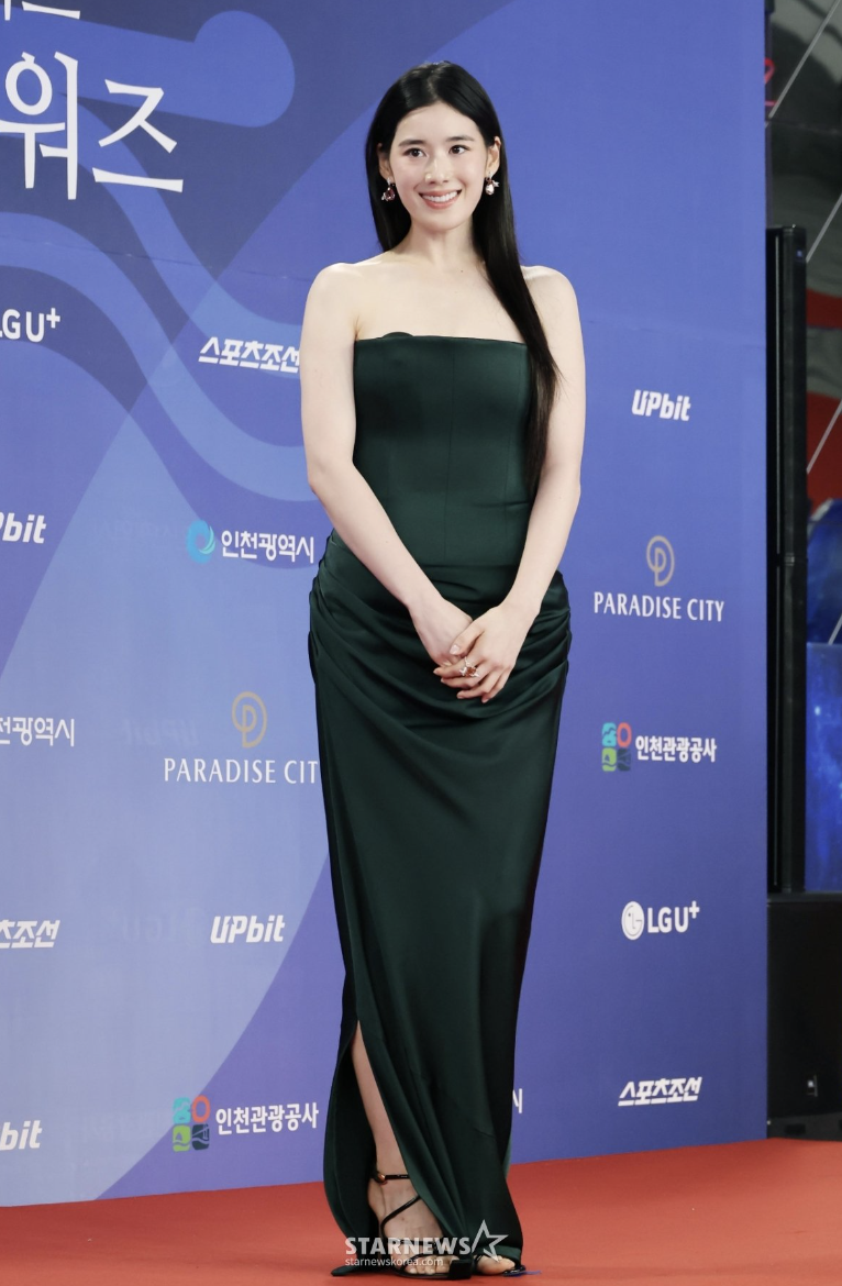 Người đẹp át vía Suzy bị đào lại khoảnh khắc lộ đồ lót trên thảm đỏ- Ảnh 3.