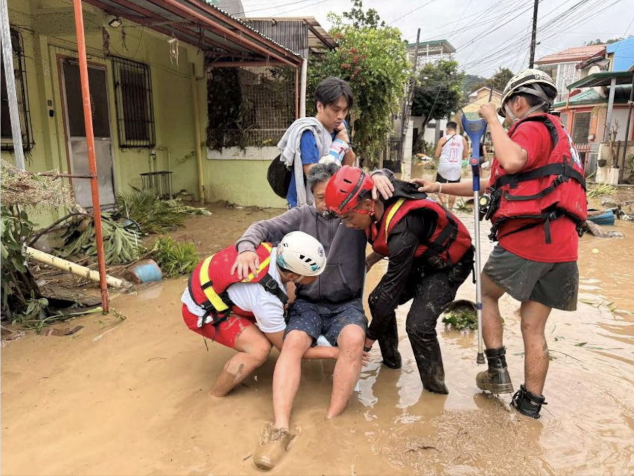 Bão Kalmaegi tàn phá Philippines: Ít nhất 46 người thiệt mạng, hàng chục nghìn người phải sơ tán- Ảnh 3. Bão Kalmaegi tàn phá Philippines: Ít nhất 46 người thiệt mạng, hàng chục nghìn người phải sơ tán- Ảnh 3.