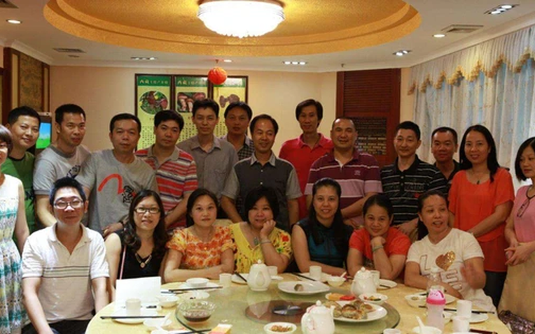 Đi họp lớp, lớp trưởng "thưởng nóng" gần 370 triệu cho cả nhóm: Sáng hôm sau vợ anh nhắn 1 câu khiến ai cũng đứng hình!- Ảnh 1.