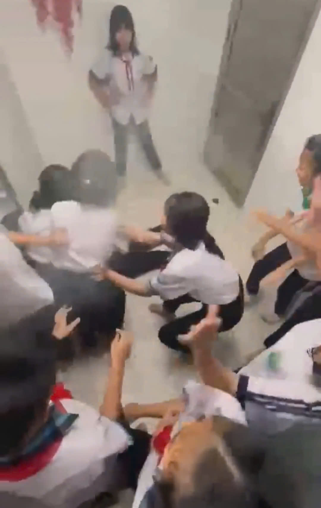 Nữ sinh bị nhóm bạn tát, đạp và quăng quật trong nhà vệ sinh trường học- Ảnh 1. Nữ sinh bị nhóm bạn tát, đạp và quăng quật trong nhà vệ sinh trường học- Ảnh 1.