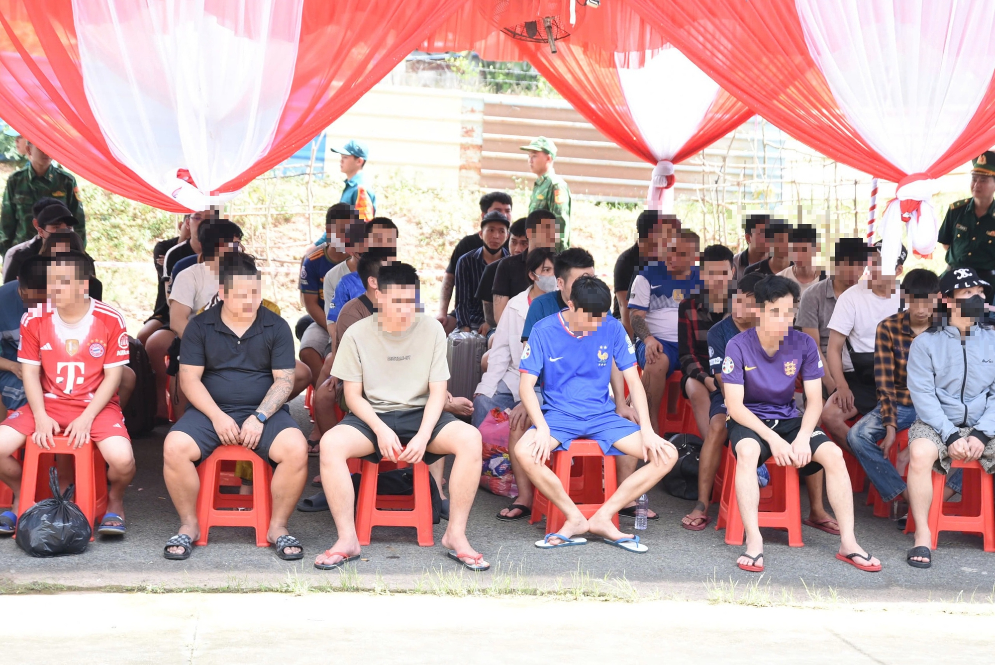 Tiếp nhận hơn 60 công dân chạy thoát khỏi cơ sở lừa đảo trực tuyến ở Campuchia- Ảnh 1. Tiếp nhận hơn 60 công dân chạy thoát khỏi cơ sở lừa đảo trực tuyến ở Campuchia- Ảnh 1.