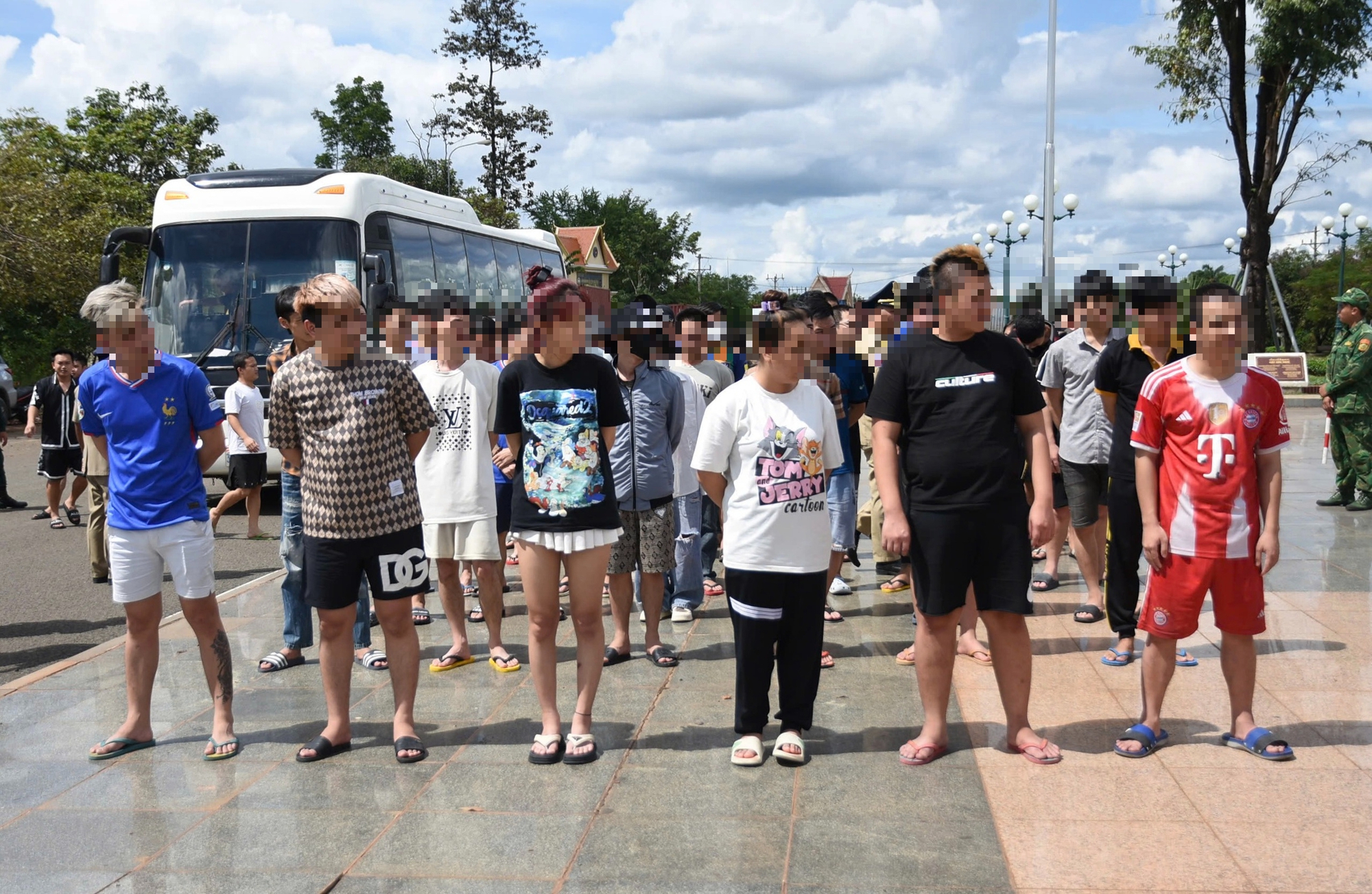 Tiếp nhận hơn 60 công dân chạy thoát khỏi cơ sở lừa đảo trực tuyến ở Campuchia- Ảnh 2. Tiếp nhận hơn 60 công dân chạy thoát khỏi cơ sở lừa đảo trực tuyến ở Campuchia- Ảnh 2.