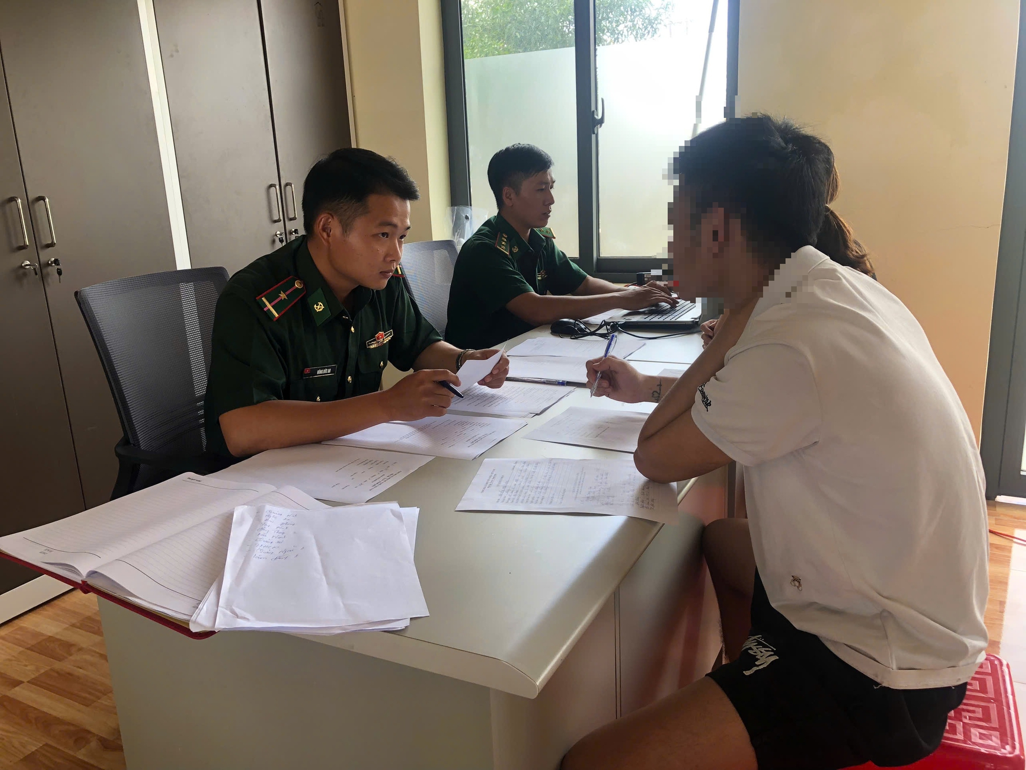 Tiếp nhận hơn 60 công dân chạy thoát khỏi cơ sở lừa đảo trực tuyến ở Campuchia- Ảnh 3. Tiếp nhận hơn 60 công dân chạy thoát khỏi cơ sở lừa đảo trực tuyến ở Campuchia- Ảnh 3.