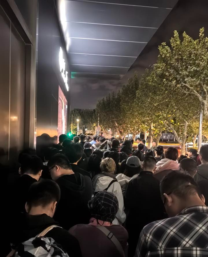 Cửa hàng vàng khiến 1,4 tỷ dân Trung Quốc lùng mua đến vỡ trận- Ảnh 6. Cửa hàng vàng khiến 1,4 tỷ dân Trung Quốc lùng mua đến vỡ trận- Ảnh 6.