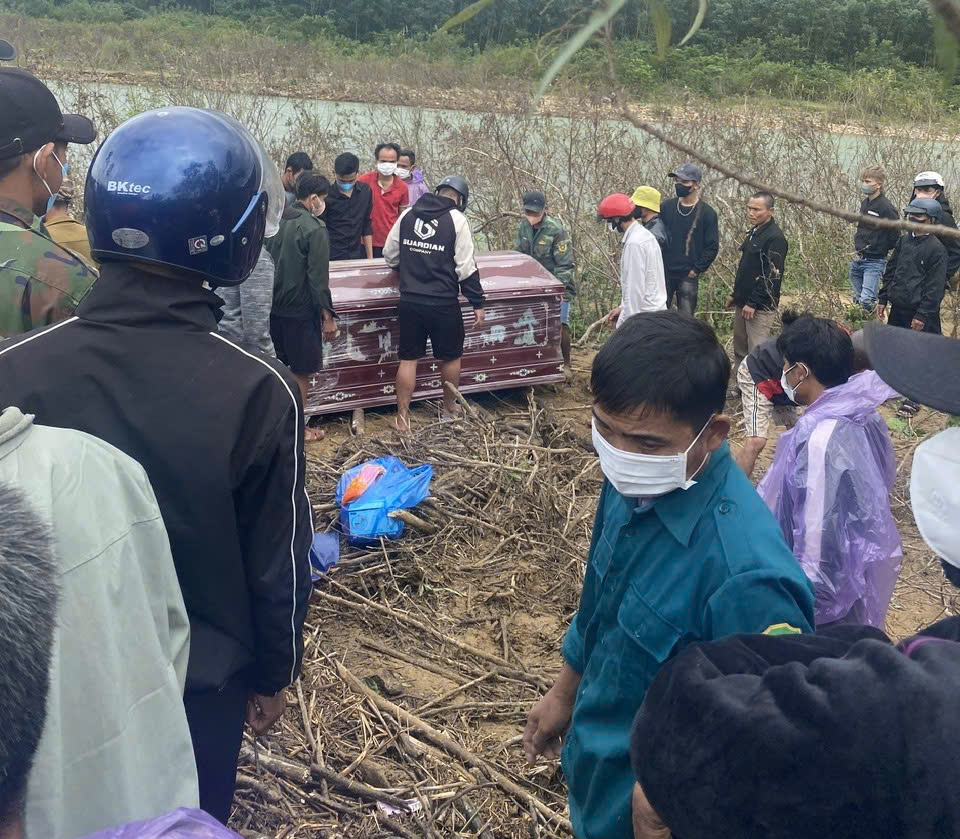 Người mẹ 32 tuổi bị lũ cuốn trôi để lại 3 đứa trẻ tội nghiệp- Ảnh 1. Người mẹ 32 tuổi bị lũ cuốn trôi để lại 3 đứa trẻ tội nghiệp- Ảnh 1.