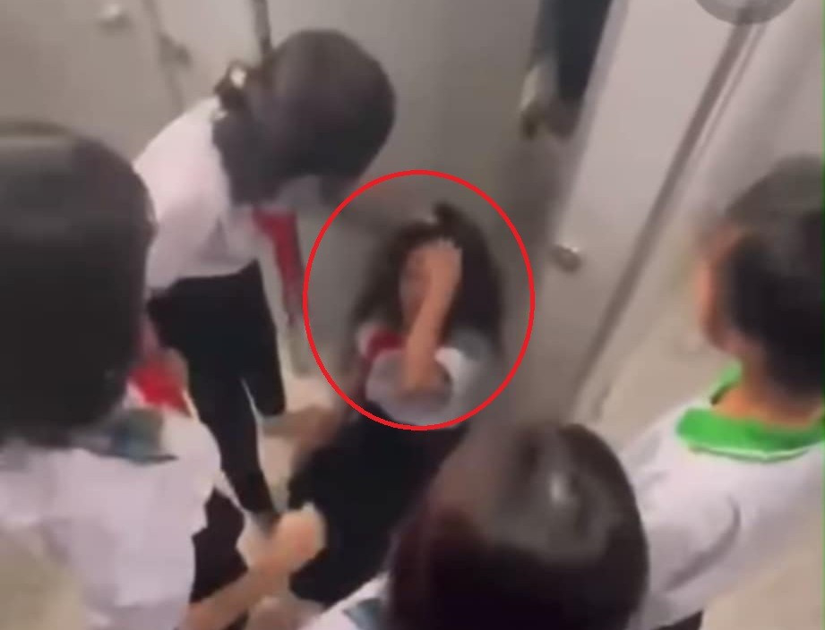 Xôn xao clip nữ sinh bị nhóm bạn vây đánh trong nhà vệ sinh trường học ở TPHCM- Ảnh 2.
