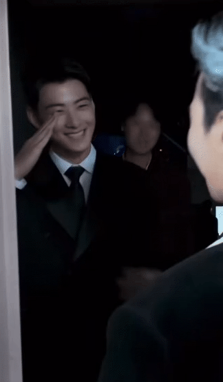 Mỹ nam đẹp đến mức là "ngoại lệ của Bộ Quốc phòng" cúi mình trước 1 người- Ảnh 2.