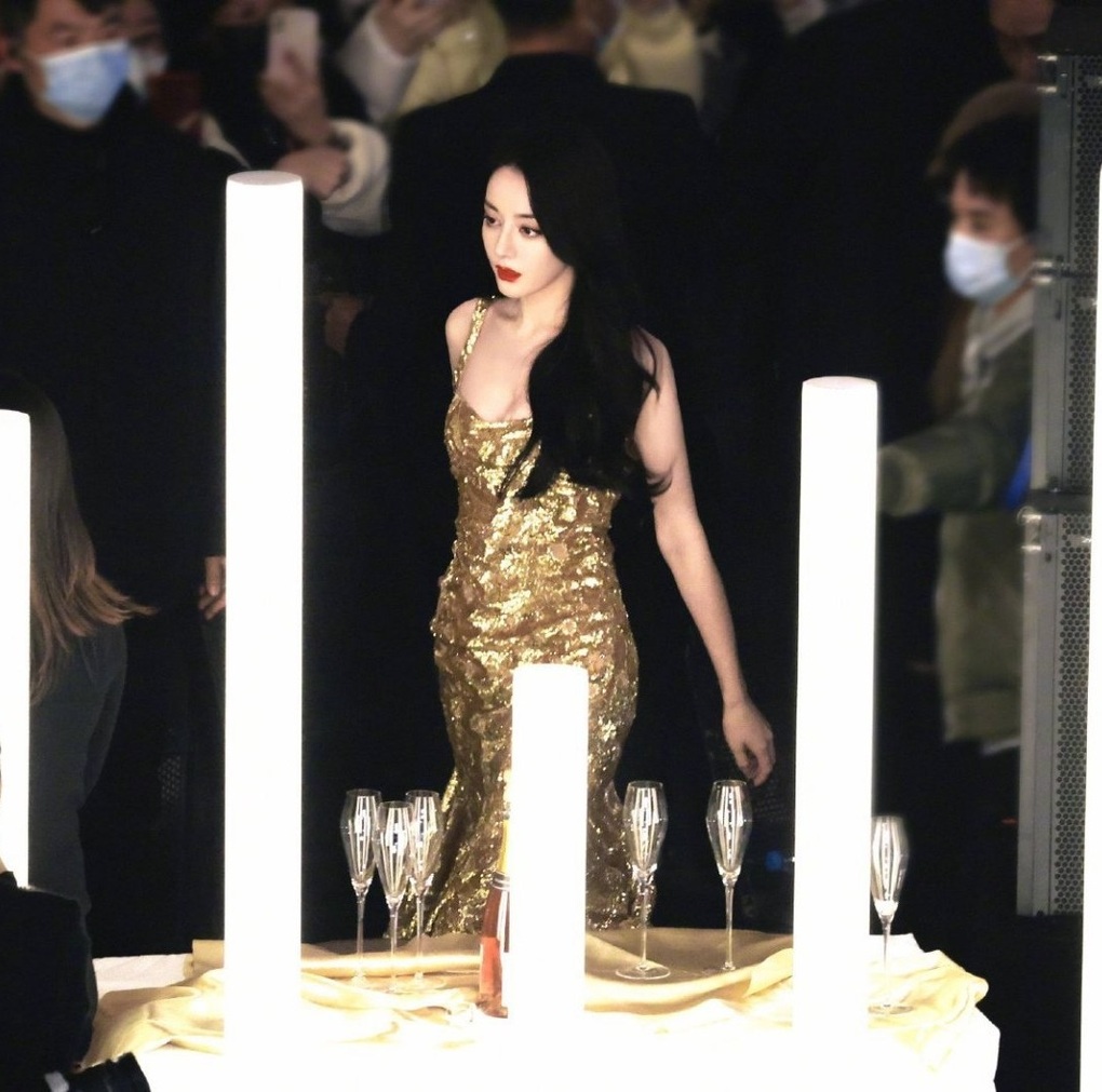 Không ai muốn đứng cạnh Địch Lệ Nhiệt Ba- Ảnh 10.