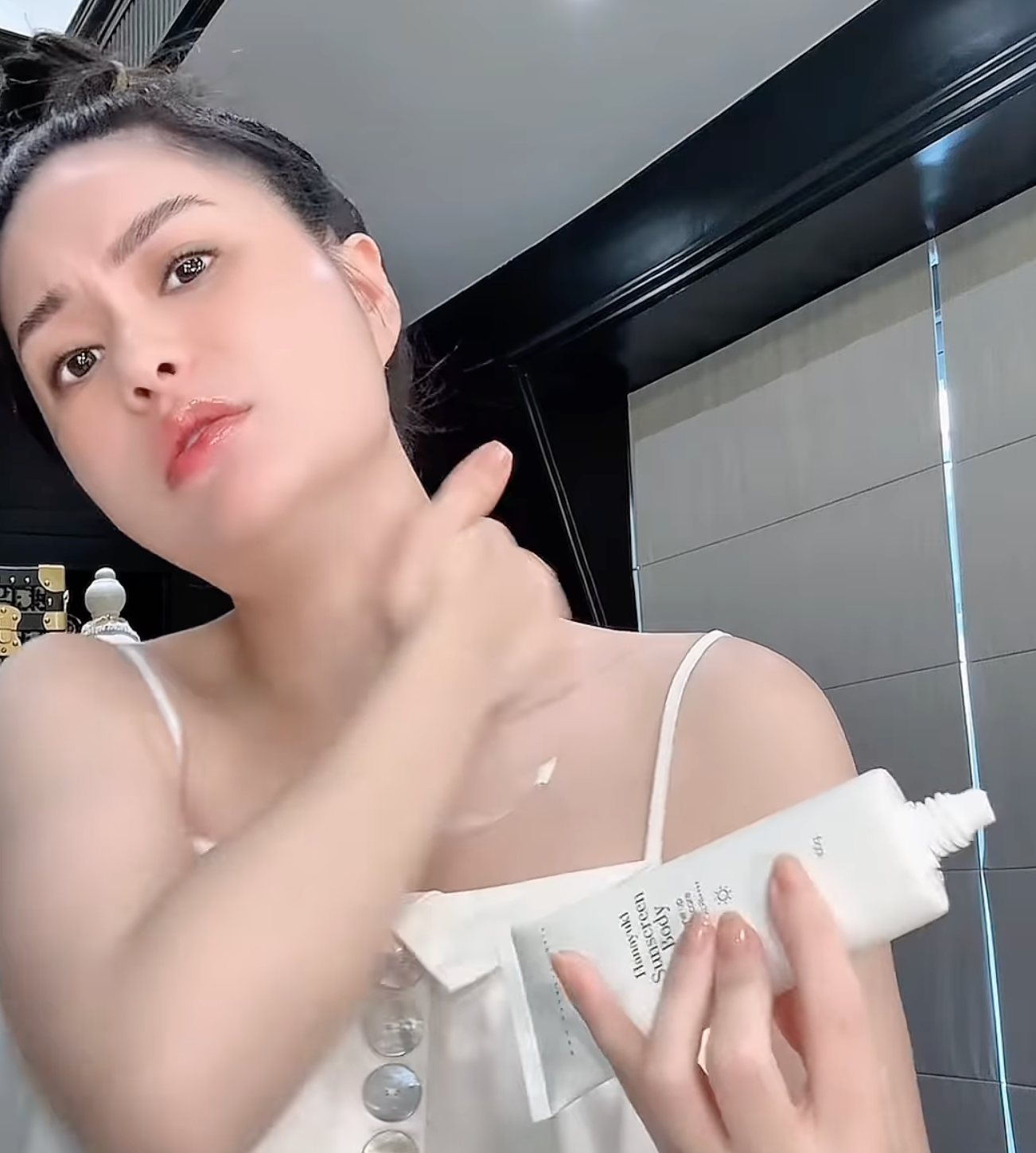 Kem chống nắng giả của công ty chồng Đoàn Di Băng sản xuất nguy hiểm với người dùng ra sao?- Ảnh 3. Kem chống nắng giả của công ty chồng Đoàn Di Băng sản xuất nguy hiểm với người dùng ra sao?- Ảnh 3.