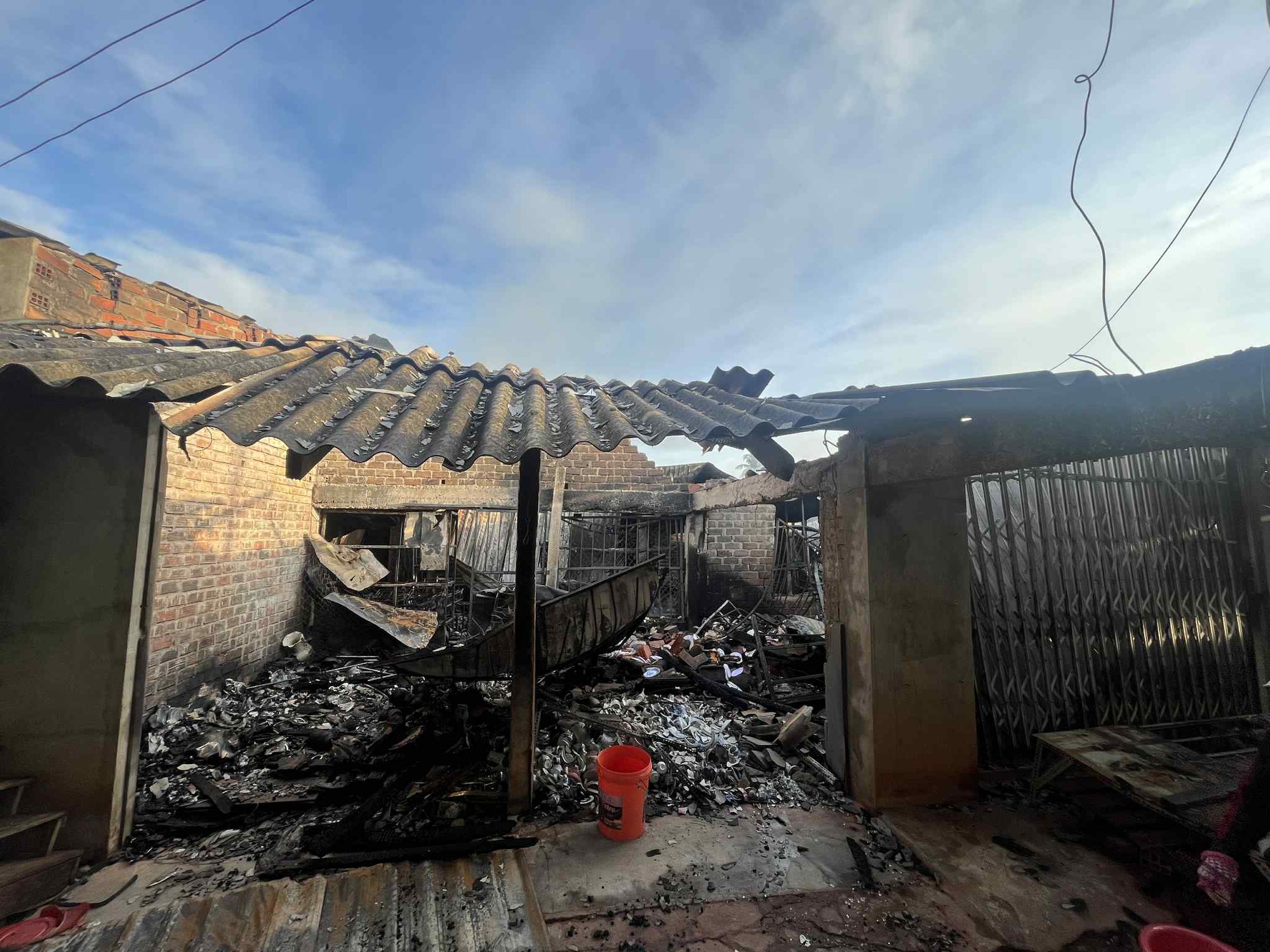 Hiện trường đổ nát ở chợ Bình Dương sau vụ cháy bất ngờ trong đêm- Ảnh 2. Hiện trường đổ nát ở chợ Bình Dương sau vụ cháy bất ngờ trong đêm- Ảnh 2.