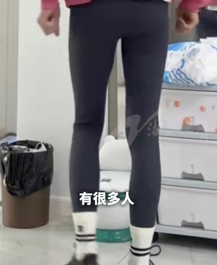 Người đàn ông kiếm bộn nhờ đôi chân thon, nuột hơn cả chị em, mặc váy siêu đẹp- Ảnh 3.