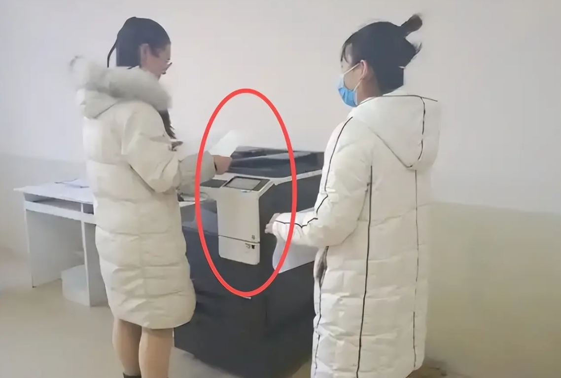 Một vụ khiếu nại nhà trường khiến cư dân mạng đọc xong bức xúc: Suốt ngày nghi ngờ, giờ nhận hậu quả thì lại không chịu được!- Ảnh 1.