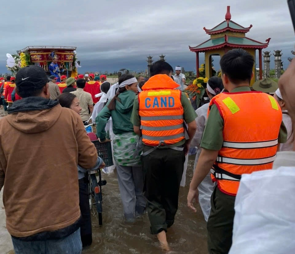 Mưa lũ làm 16 người thương vong, Quảng Trị khẩn trương ứng phó bão số 13- Ảnh 2.