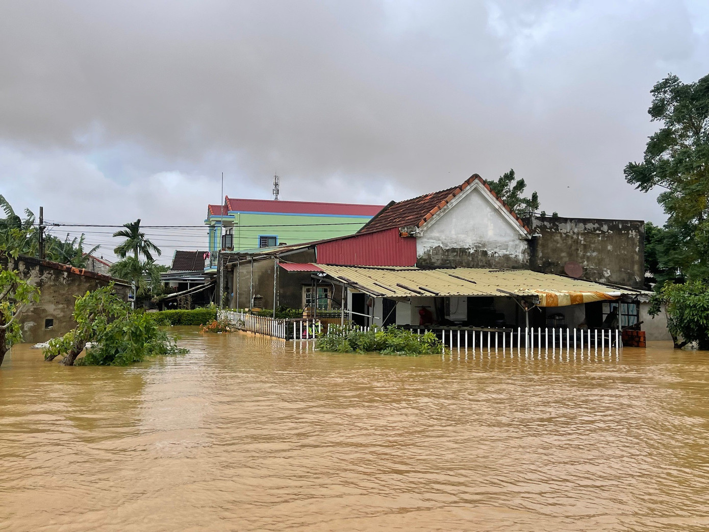 Mưa lũ làm 16 người thương vong, Quảng Trị khẩn trương ứng phó bão số 13- Ảnh 1.