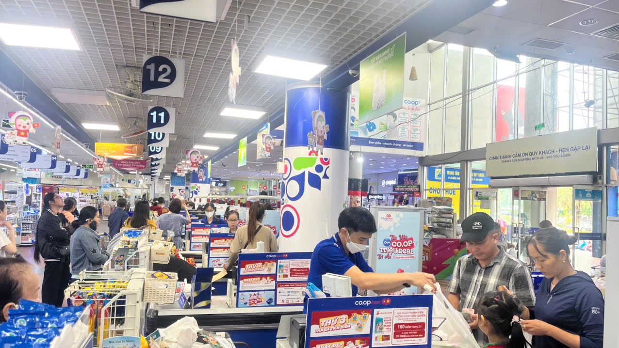 Người dân Quy Nhơn đổ xô mua thực phẩm dự trữ trước bão số 13- Ảnh 2. Người dân Quy Nhơn đổ xô mua thực phẩm dự trữ trước bão số 13- Ảnh 2.