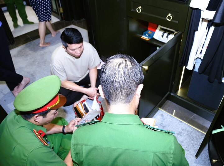 Bắt chồng ca sĩ Đoàn Di Băng: Thu giữ nhiều máy móc sản xuất kem chống nắng giả- Ảnh 1.