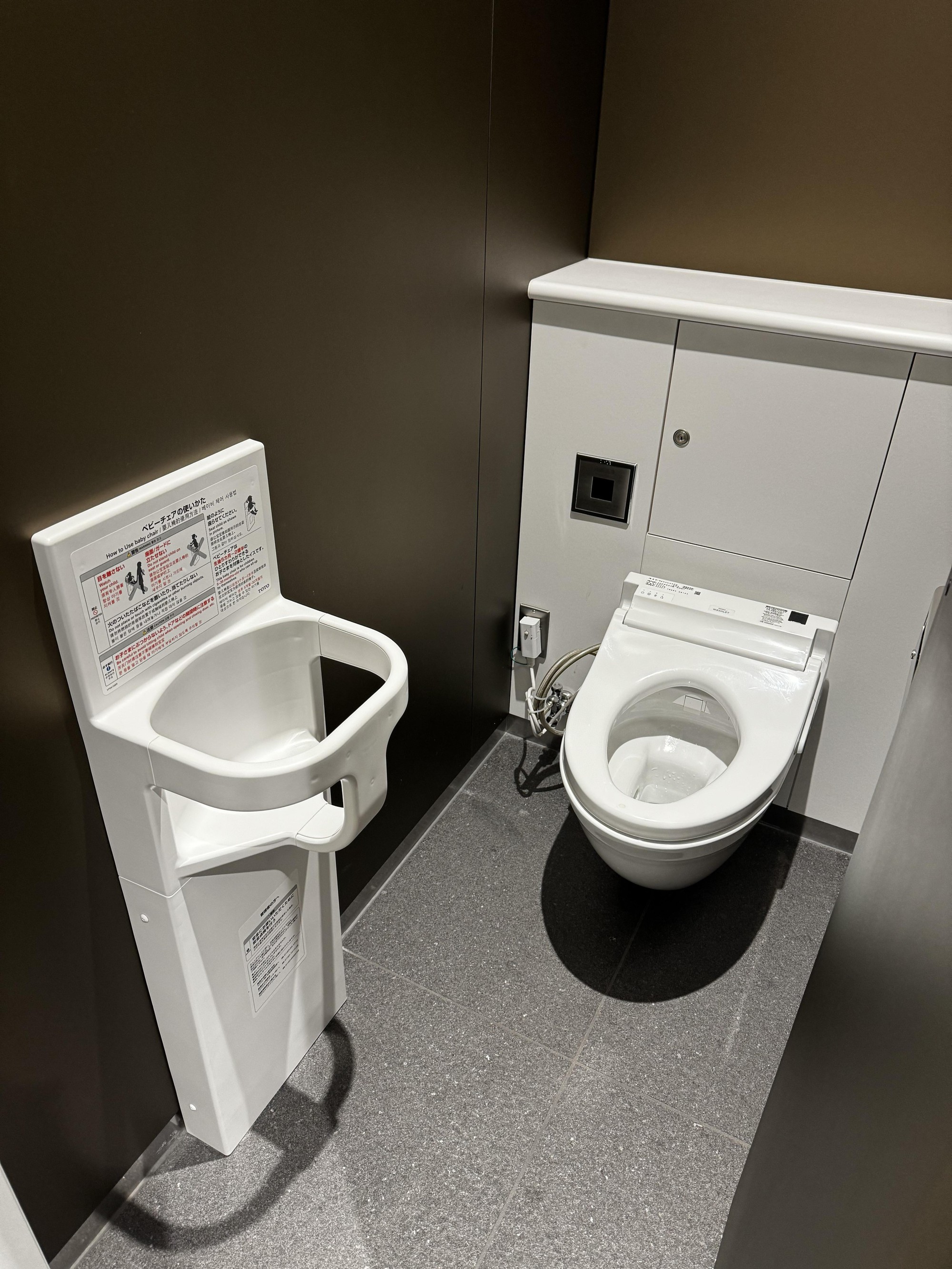 Khách Việt trầm trồ với 1 thứ trong nhà vệ sinh công cộng ở Nhật Bản, nhận xét: 