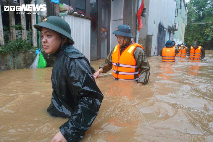8 tỉnh miền Trung nguy cơ lũ quét, ngập lụt, gió mạnh do bão số 13 Kalmaegi- Ảnh 1.