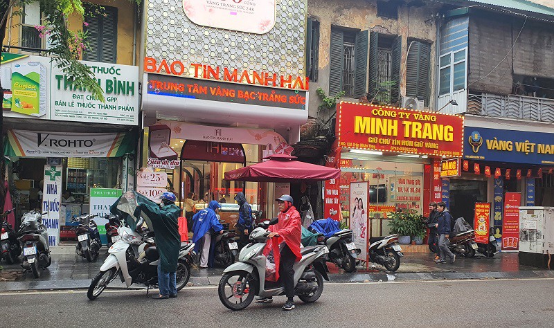 Giá vàng giảm, người phụ nữ ở Hà Nội vội đem bán, lưỡng lự một chút đã “bay” 200 triệu đồng- Ảnh 1. Giá vàng giảm, người phụ nữ ở Hà Nội vội đem bán, lưỡng lự một chút đã “bay” 200 triệu đồng- Ảnh 1.