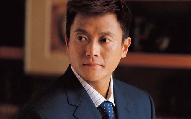 "Trai tồi showbiz" sốc nặng vì vợ trẻ kém 20 tuổi bị phát tán ảnh ngoại tình, phải bán nhà đưa con bỏ xứ ra đi- Ảnh 1. "Trai tồi showbiz" sốc nặng vì vợ trẻ kém 20 tuổi bị phát tán ảnh ngoại tình, phải bán nhà đưa con bỏ xứ ra đi- Ảnh 1.