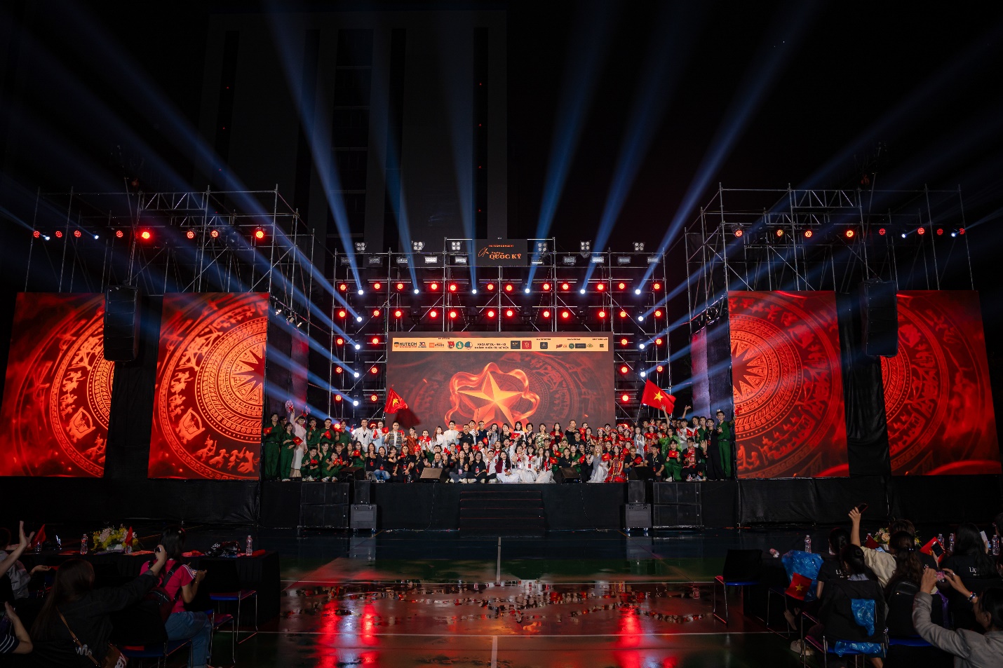 Gen Z “biến” giảng đường thành sân khấu concert hoành tráng- Ảnh 1. Gen Z “biến” giảng đường thành sân khấu concert hoành tráng- Ảnh 1.