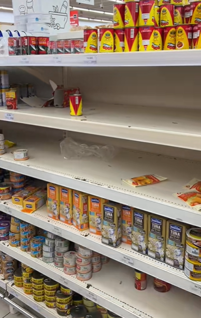 Cảnh tượng "đi mua không sót một thứ gì" trước khi bão cuồng phong Kalmaegi đổ bộ hôm nay!- Ảnh 4. Cảnh tượng "đi mua không sót một thứ gì" trước khi bão cuồng phong Kalmaegi đổ bộ hôm nay!- Ảnh 4.