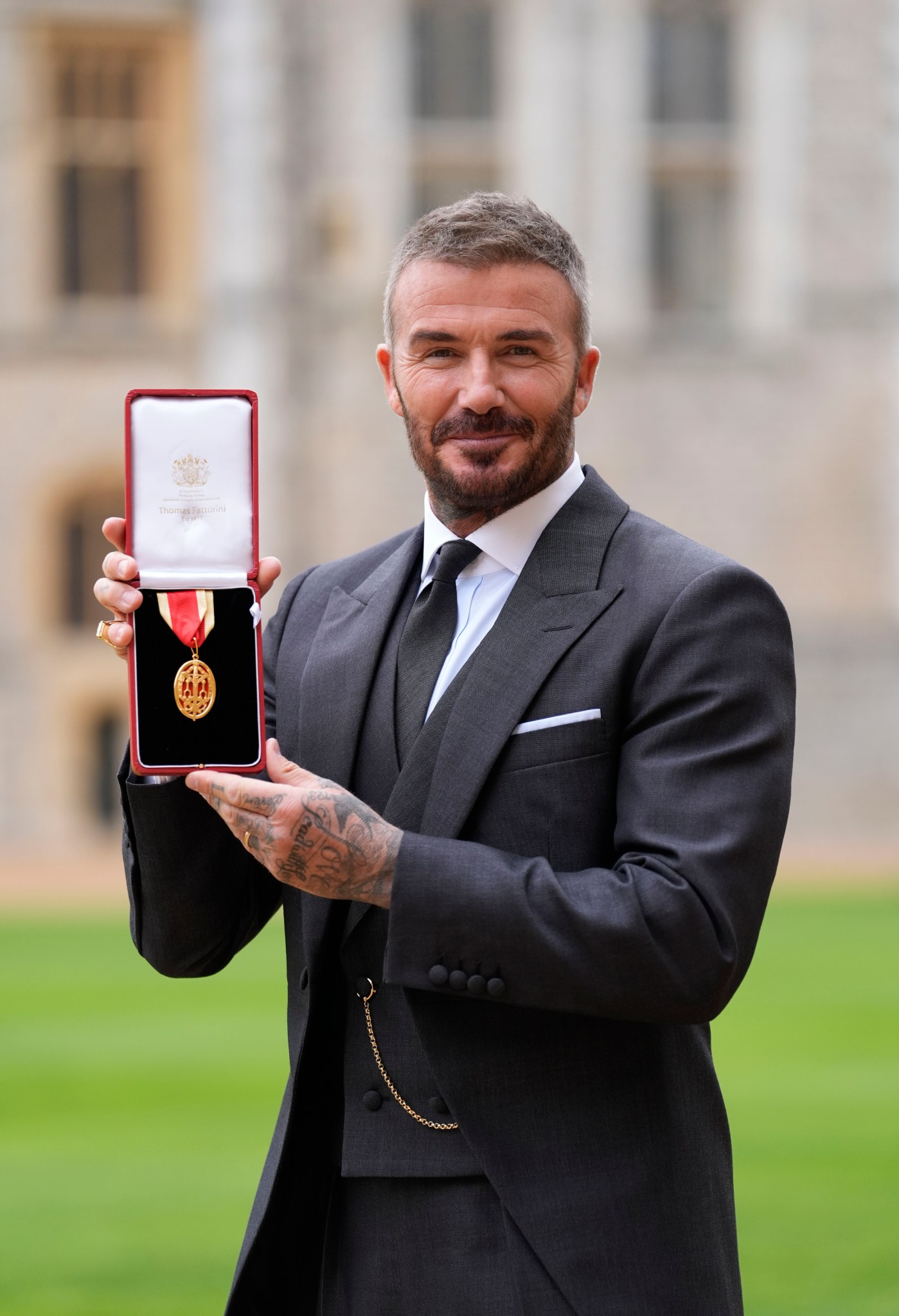Ảnh nét căng: David Beckham chính thức nhận phong tước Hiệp sĩ, bật khóc vì tự hào còn con cả bất hiếu vẫn vắng mặt- Ảnh 6. Ảnh nét căng: David Beckham chính thức nhận phong tước Hiệp sĩ, bật khóc vì tự hào còn con cả bất hiếu vẫn vắng mặt- Ảnh 6.