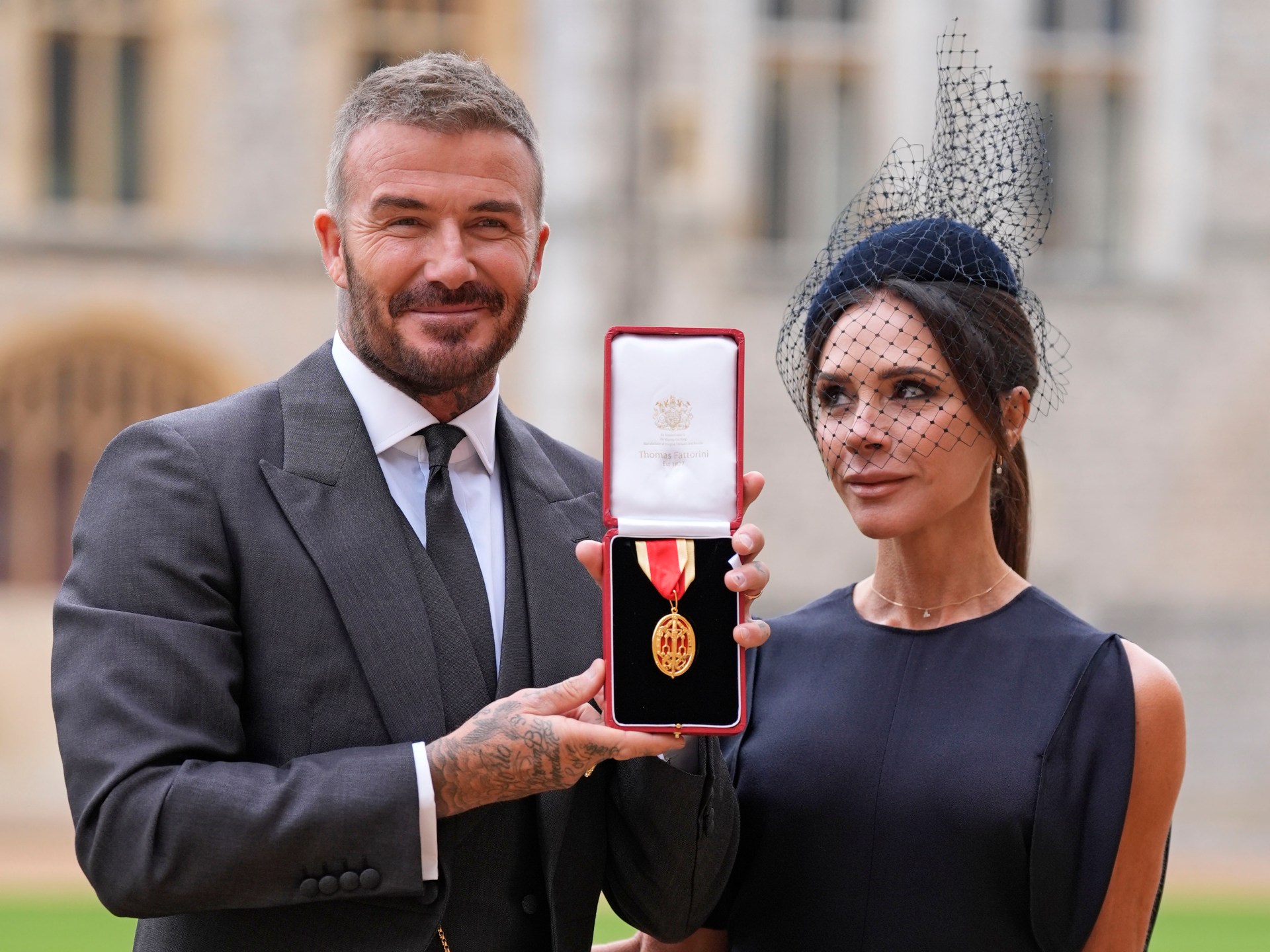 Ảnh nét căng: David Beckham chính thức nhận phong tước Hiệp sĩ, bật khóc vì tự hào còn con cả bất hiếu vẫn vắng mặt- Ảnh 2. Ảnh nét căng: David Beckham chính thức nhận phong tước Hiệp sĩ, bật khóc vì tự hào còn con cả bất hiếu vẫn vắng mặt- Ảnh 2.