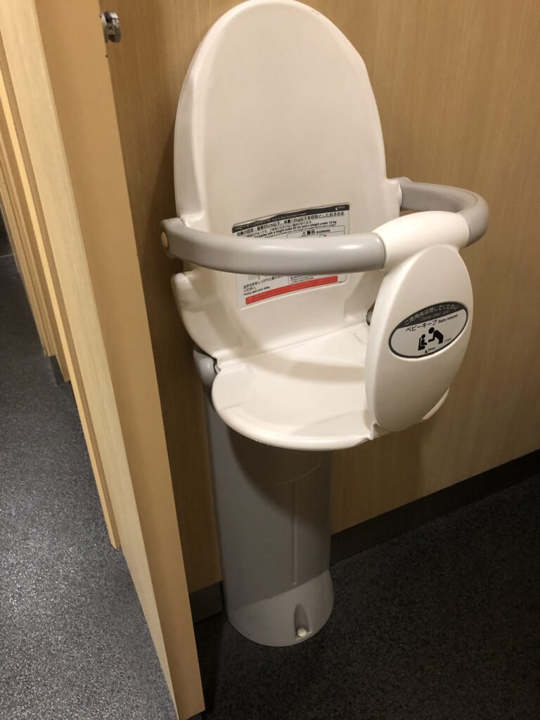 Khách Việt trầm trồ với 1 thứ trong nhà vệ sinh công cộng ở Nhật Bản, nhận xét: 