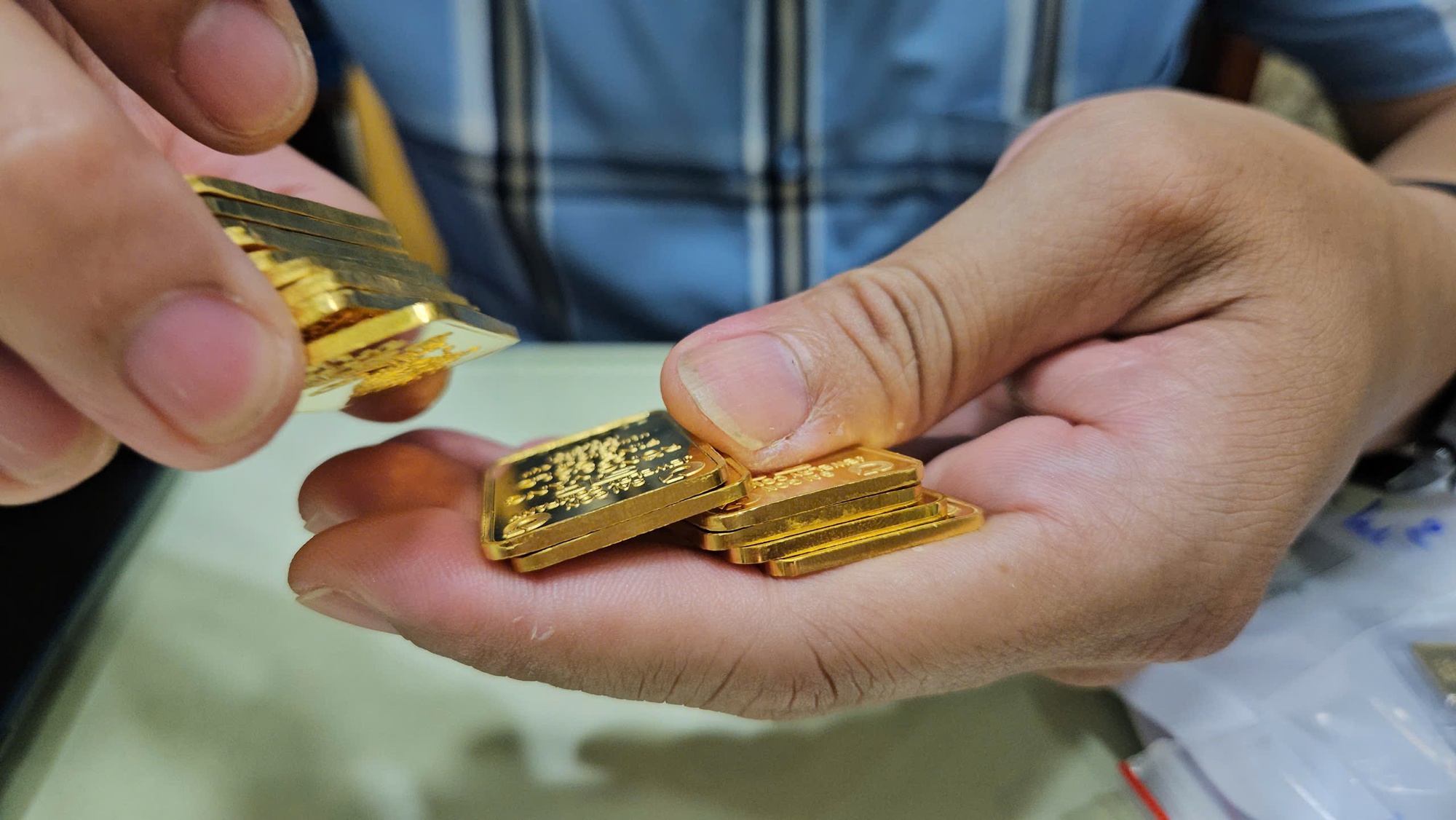 Tối 5-11, giá vàng bất ngờ tăng mạnh trở lại- Ảnh 1.